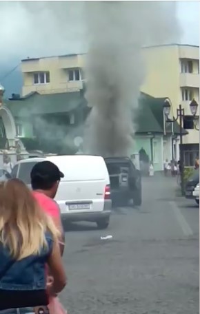 У центрі Хуста гасили палаюче авто (ВІДЕО)