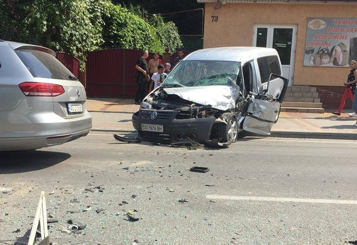 У Хусті внаслідок ДТП у "Фольксваґена" розбитий перед (ФОТО, ВІДЕО)