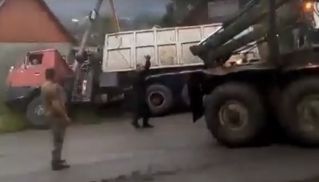 У Ясінях вантажівка врізалася в електроопору (ВІДЕО)