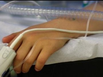 На Перечинщині, граючись із бензином, 7-річна дівчинка отримала опіки обличчя