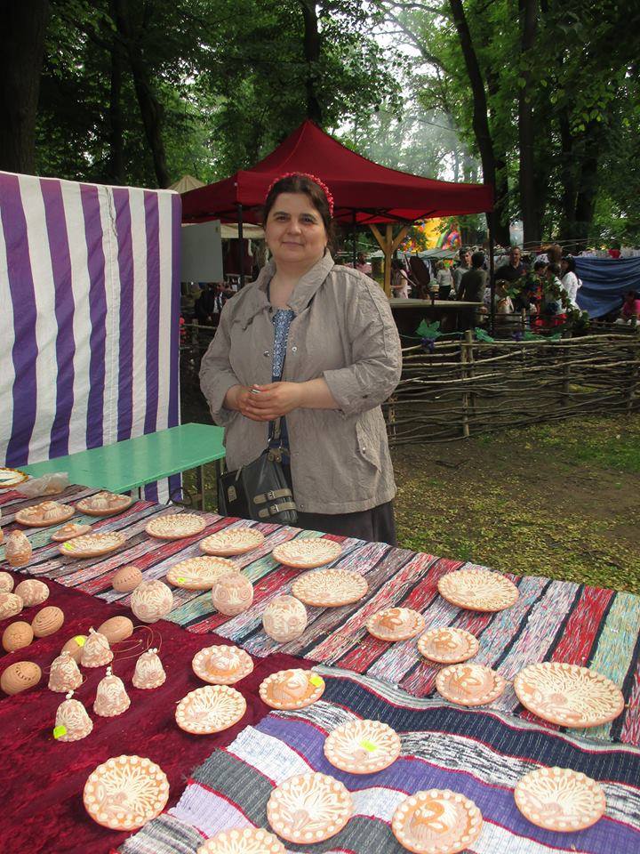 У вихідні відвідувачів скансену в Ужгороді майстриня-керамістка навчатиме ручному моделюванню з кольорової глини