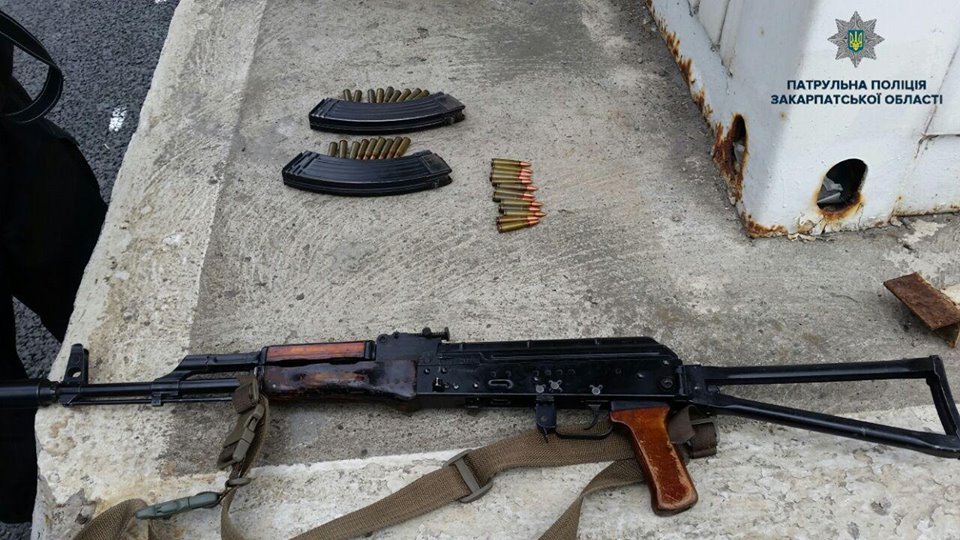 На посту у Нижніх Воротах в "Шкоді" виявили автомат з набоями (ФОТО)