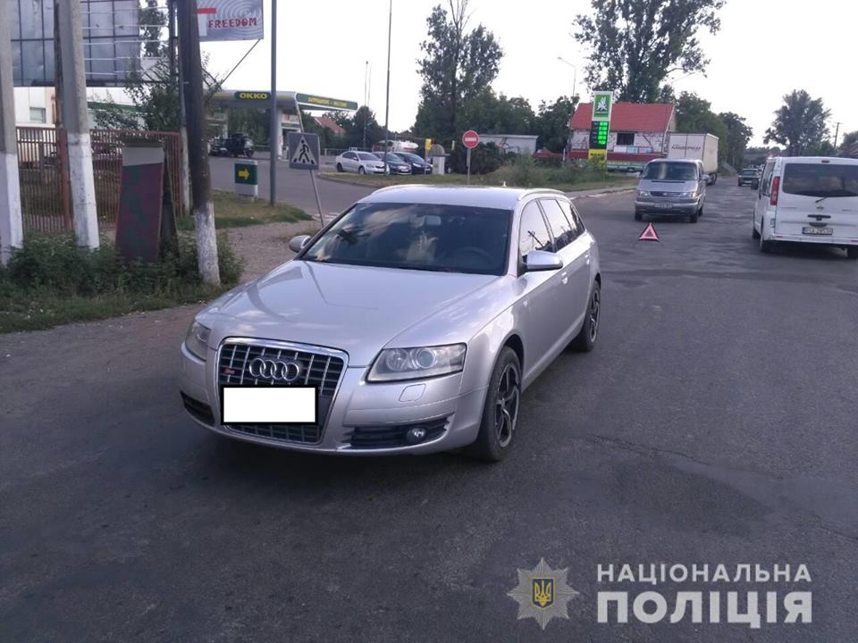 На Виноградівщині 11-річний хлопчик, переходячи дорогу, потрапив під колеса "Ауді" й опинився в реанімації (ФОТО)