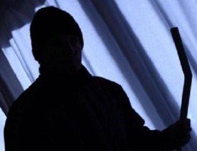 На Мукачівщині, застосувавши силу, четверо чоловіків винесли з будинку односельця вироби з чорного металу