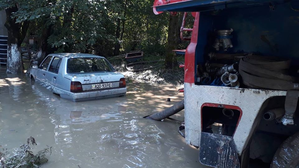 Поки в Рахові досі усувають наслідки негоди, синоптики прогнозуть нові сильні зливи у гірських районах Закарпаття