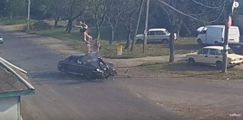 У Виноградові від зіткнення мотоциклу із легковиком мотоцикліст і пасажир перелетіли через авто (ВІДЕО)