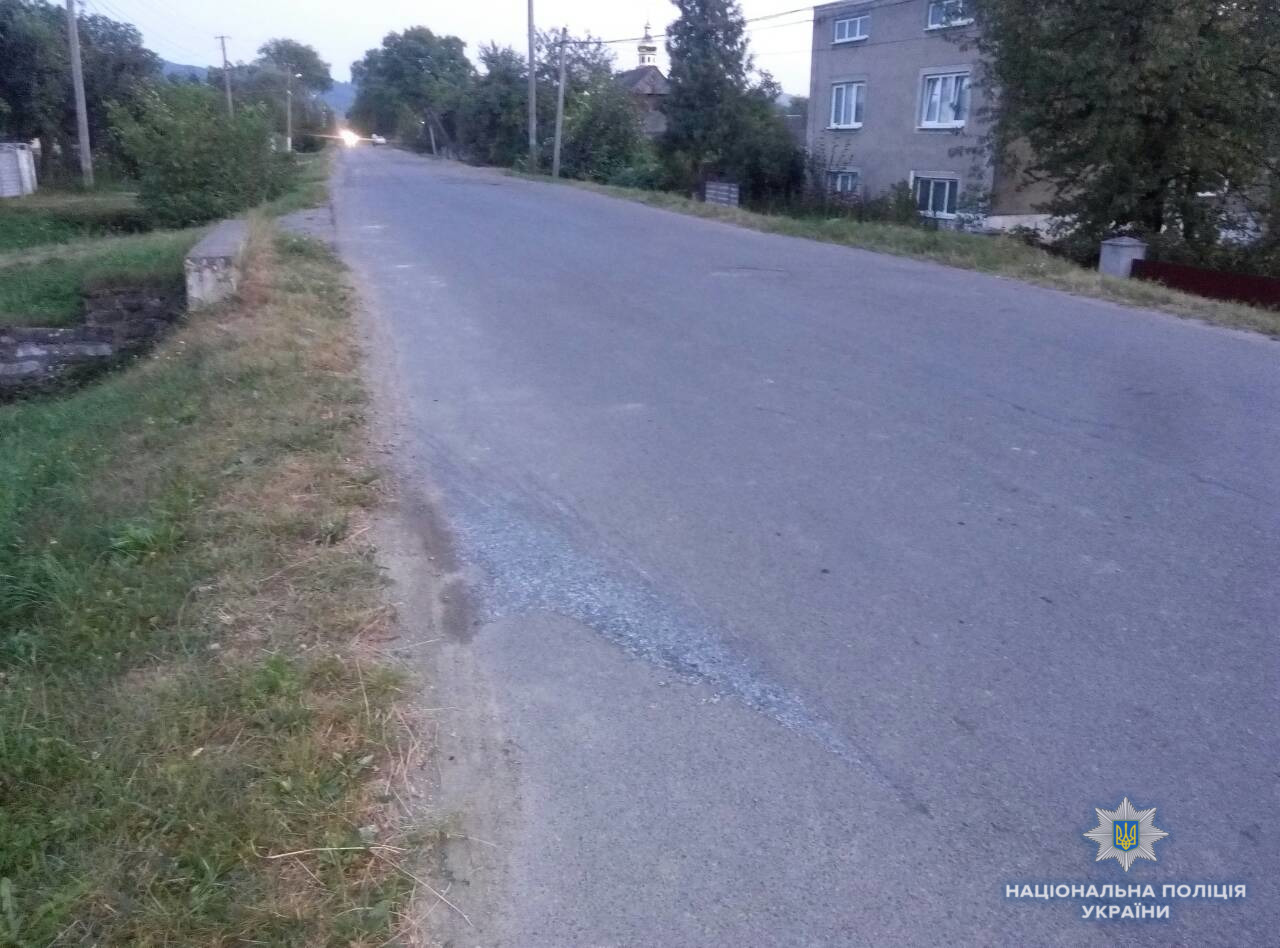 На Рахівщині велоспедистка після зіткнення з мотоциклістом потрапила до лікарні 