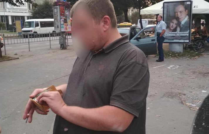 В Івано-Франківську затримали закарпатця, який у церкві викрав жіночу сумочку (ФОТО)