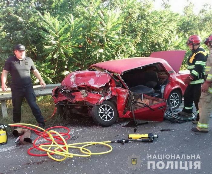 У ДТП за участі вантажівки, мікроавтобуса та ВАЗа, що заблокувала рух на Ужгородщині, загинула 1 і травмовано 2 людей (ФОТО)