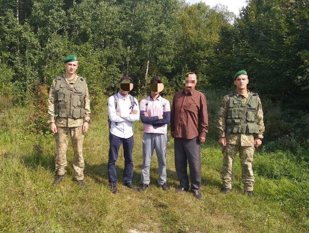 Неподалік кордону зі Словаччиною затримали групу нелегалів-афганців (ФОТО)