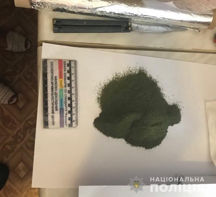 У будинку мешканця Сваляви знайшли півкілограма марихуани і шприци та пляшки з  наркотичною речовиною (ФОТО)