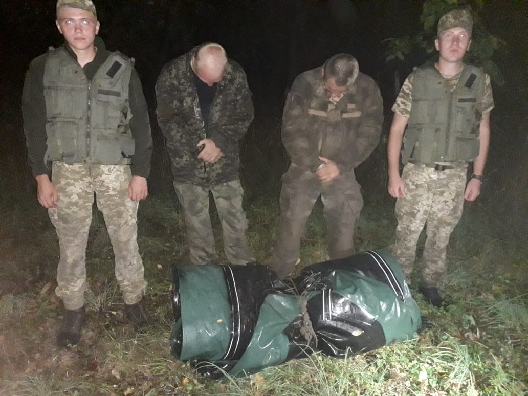 Двох українців із човном, приладом нічного бачення та раціями затримали на кордоні поблизу Тиси на Закарпатті (ФОТО)