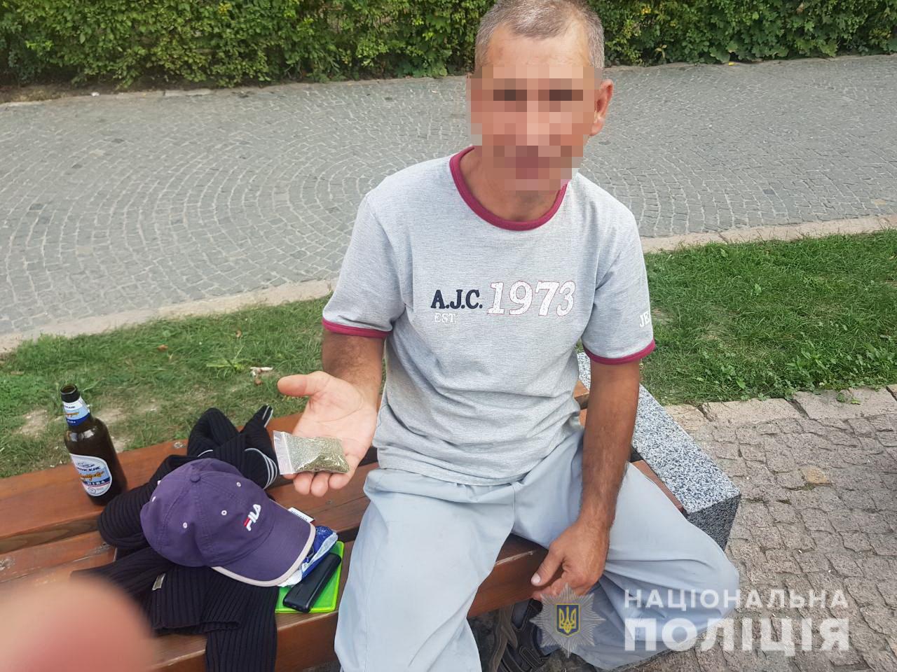 У затриманого в Берегові п'яного мешканця Чопа, що чіплявся до перехожих, знайшли марихуану 
