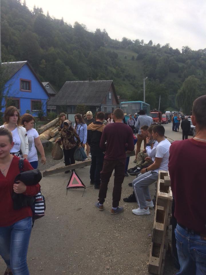 На Рахівщині селяни Богданської долини блокуватимуть дорогу доти, поки її не розпочнуть ремонтувати (ФОТО)
