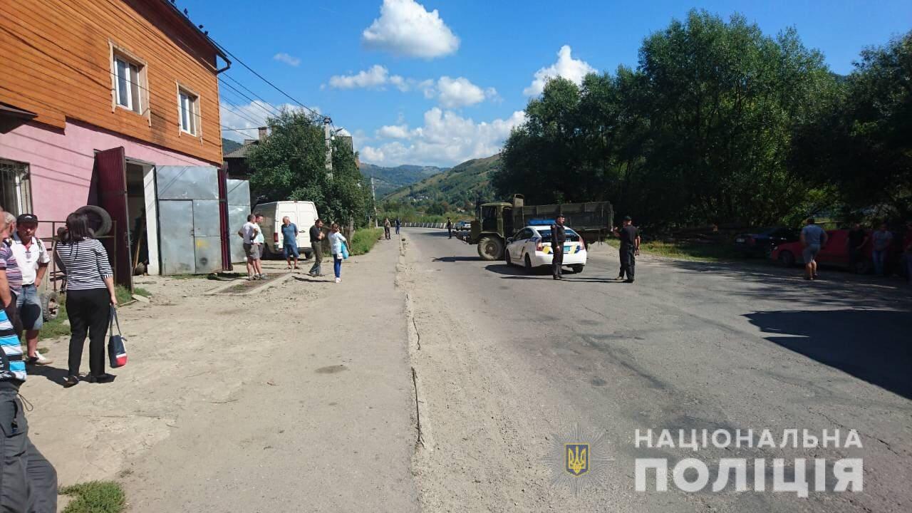 У Рахові мотоцикл влетів ззаду у вантажівку: водій загинув, пасажирка – у важкому стані в лікарні (ФОТО)