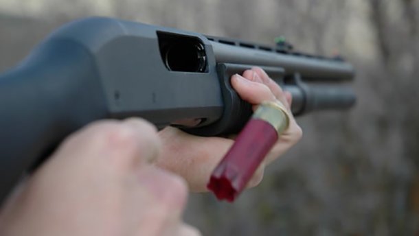 Після 15-годинних переговорів на Хустщині затримали чоловіка, що зачинився у будинку і стріляв у працівників "Закарпаттяобленерго"
