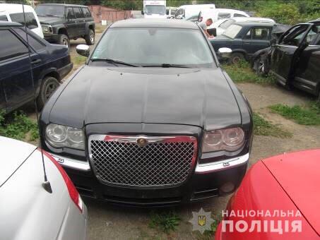 Прикарпатець для "тест-драйву" викрав у хустянина Chrysler і, прикриваючи злочин, змінив на ньому номери (ФОТО)