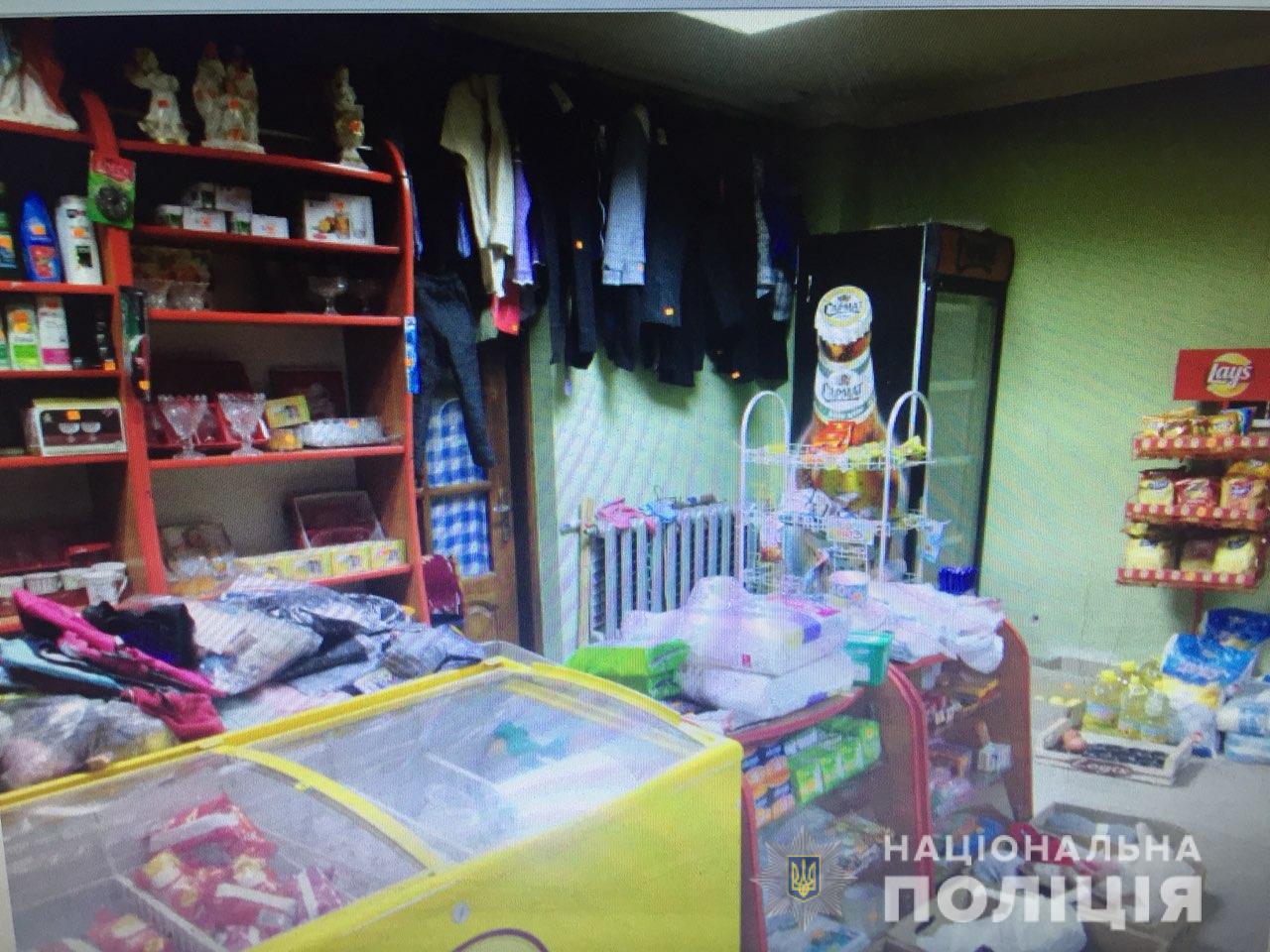 На Тячівщині чоловік, погрожуючи продавчині ножем, пограбував магазин (ФОТО)