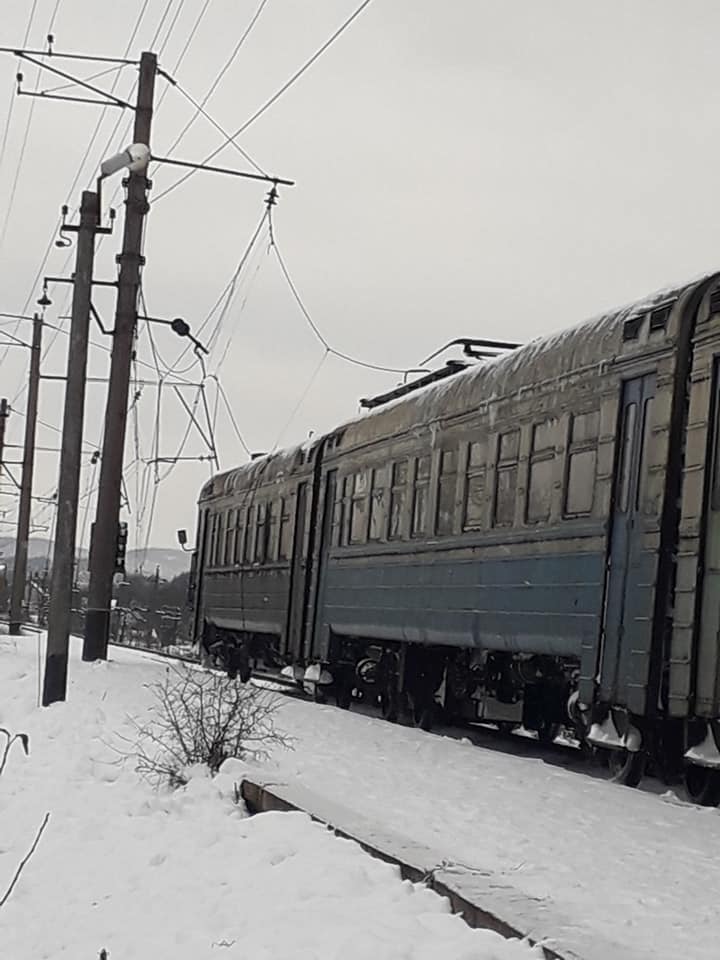 На Великоберезнянщині високовольтна лінія впала на "електричку" з людьми (ФОТО)