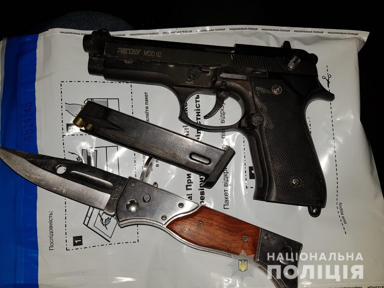 У Буштині затримали "гастролерів" з Житомирщини – з пістолетами, масками і рукавицями (ФОТО)