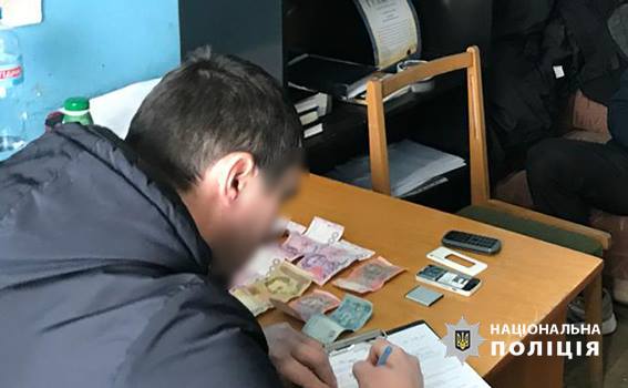 Закарпатцю, що хабарем намагався підкупити поліцейського, оголошено про підозру
