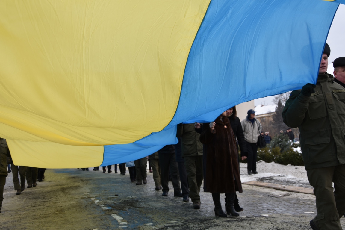 На 100-річчя утворення Української держави Ужгородом пройшла колона зі 100-метровим державним стягом (ФОТО)