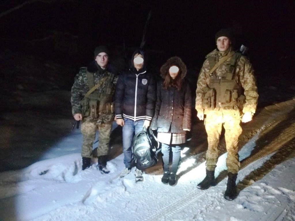 Чоловіка й жінку із В'єтнаму, що нелегально прямували до ЄС, затримали на Закарпатті на кордоні зі Словаччиною (ФОТО)