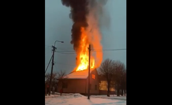 У Мукачеві горів будинок (ВІДЕО)