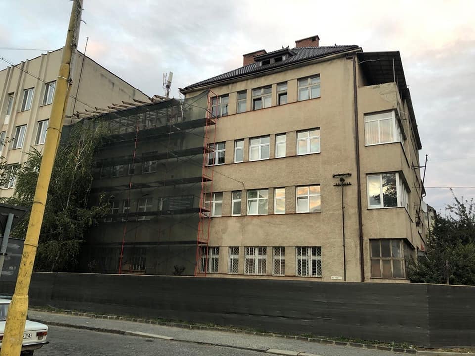 В Ужгороді надбудовою нищать чергову пам'ятку в кварталі Малий Ґалаґов (ФОТО)