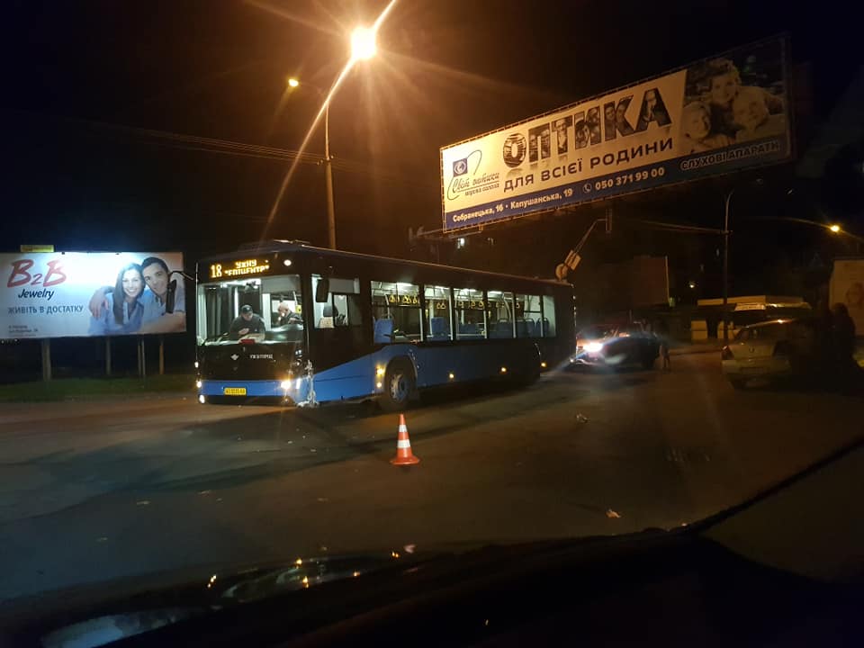 В Ужгороді комунальний "Електрон" потрапив в ДТП з таксі (ФОТО)