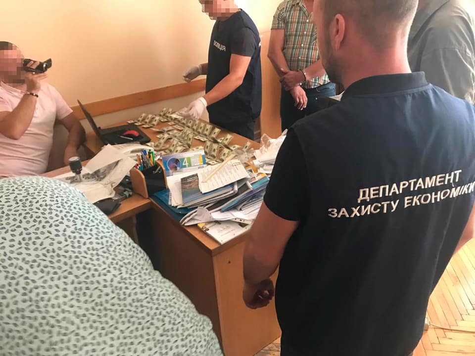 Затриманий на хабарі на Закарпатті керівник міжрайонного управління Держагентства водних ресурсів постане перед судом