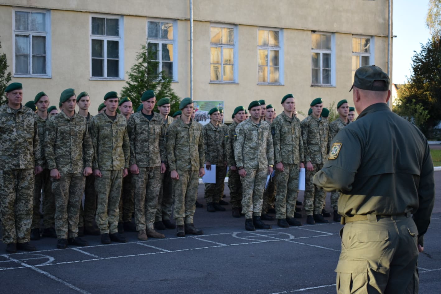 У закарпатському Чопі звільнили у запас першу чергу строковиків-прикордонників (ФОТО)