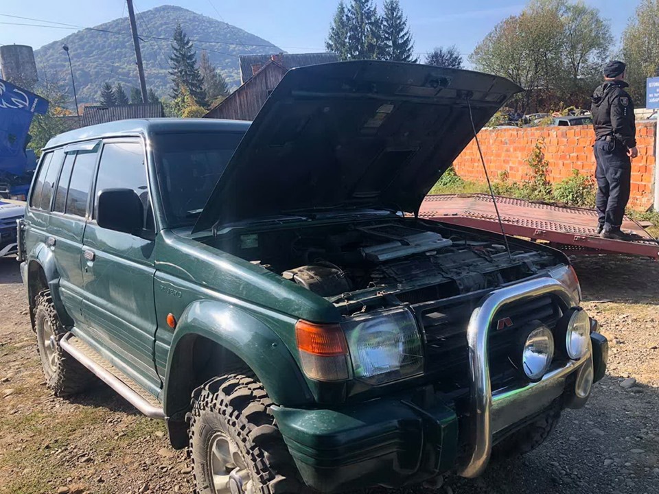 На Тячівщині зупинили Mitsubishi Pajero з ознаками підробки номера кузова (ФОТО)