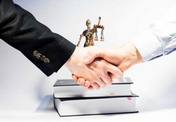 Угоду про визнання невинуватості та призначення штрафу для керівника Закарпатського облавтодору просив прокурор – суд