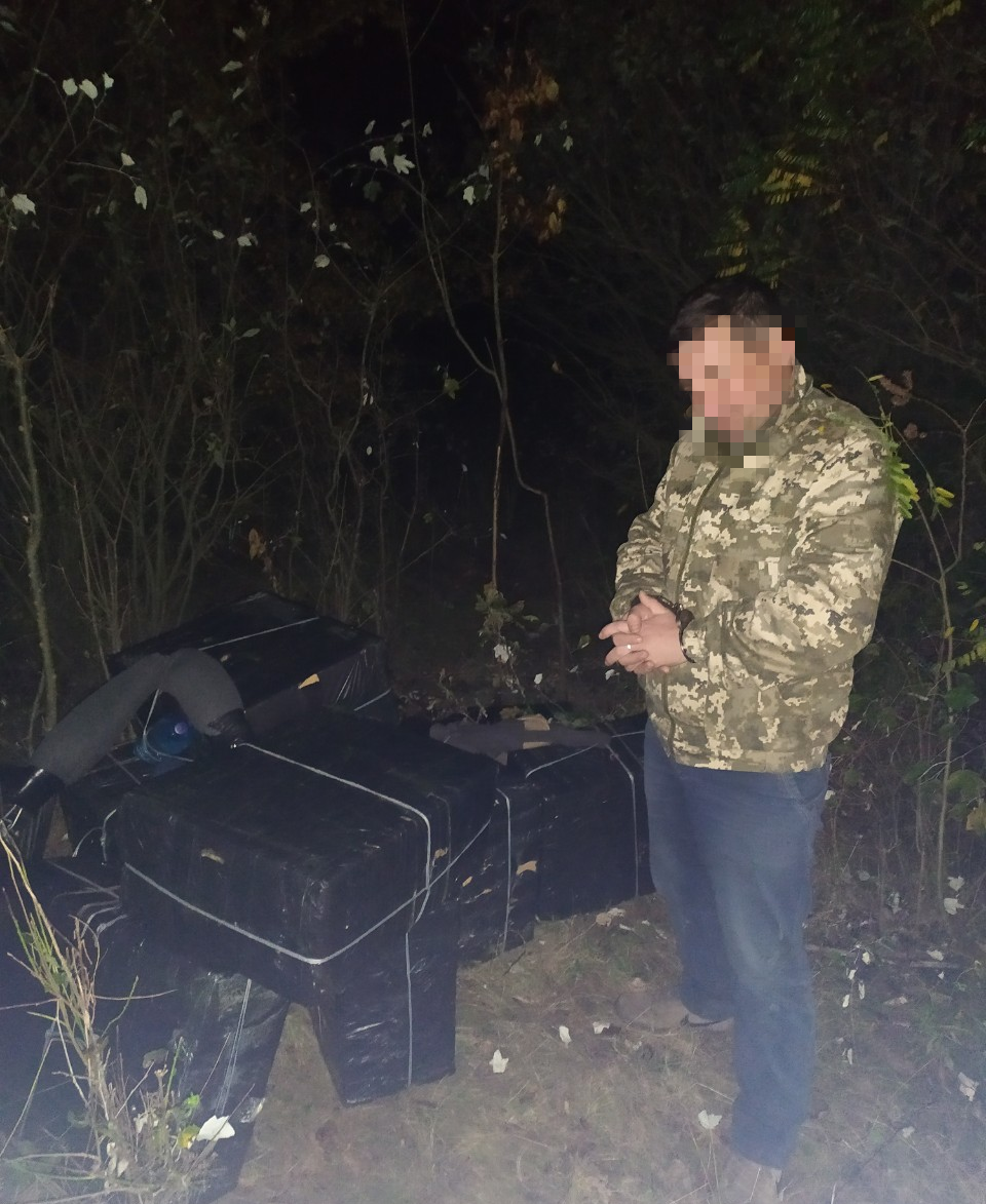 На Закарпатті контрабандисти втекли від прикордонників, покинувши 15 пакунків сигарет, одного берегівця затримали (ФОТО)
