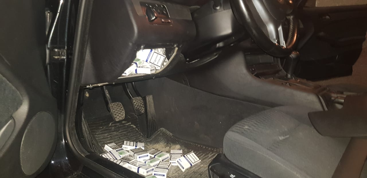 На Закарпатті з конструктивних порожнин та панелі приладів авта румуна витягли 560 пачок сигарет (ФОТО)