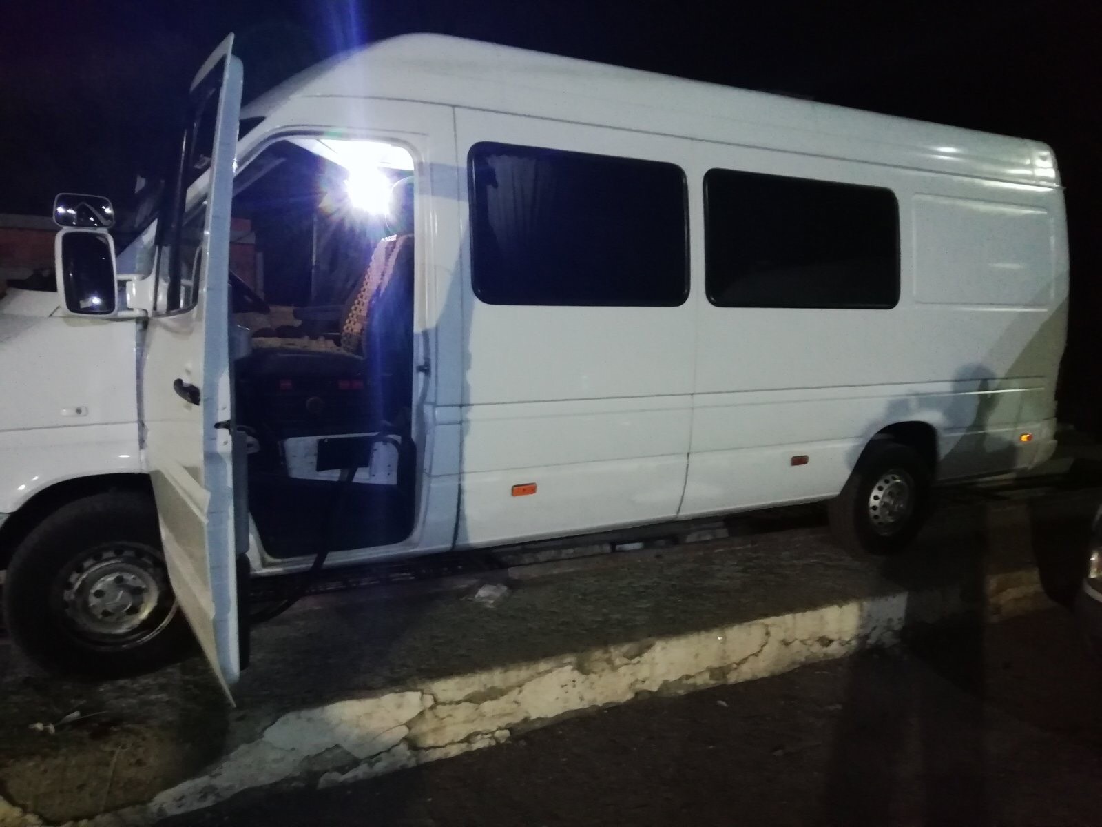На Закарпатті в подвійній стелі мікроавтобуса, що прямував в Італію, виявили1040 пачок сигарет (ФОТО)