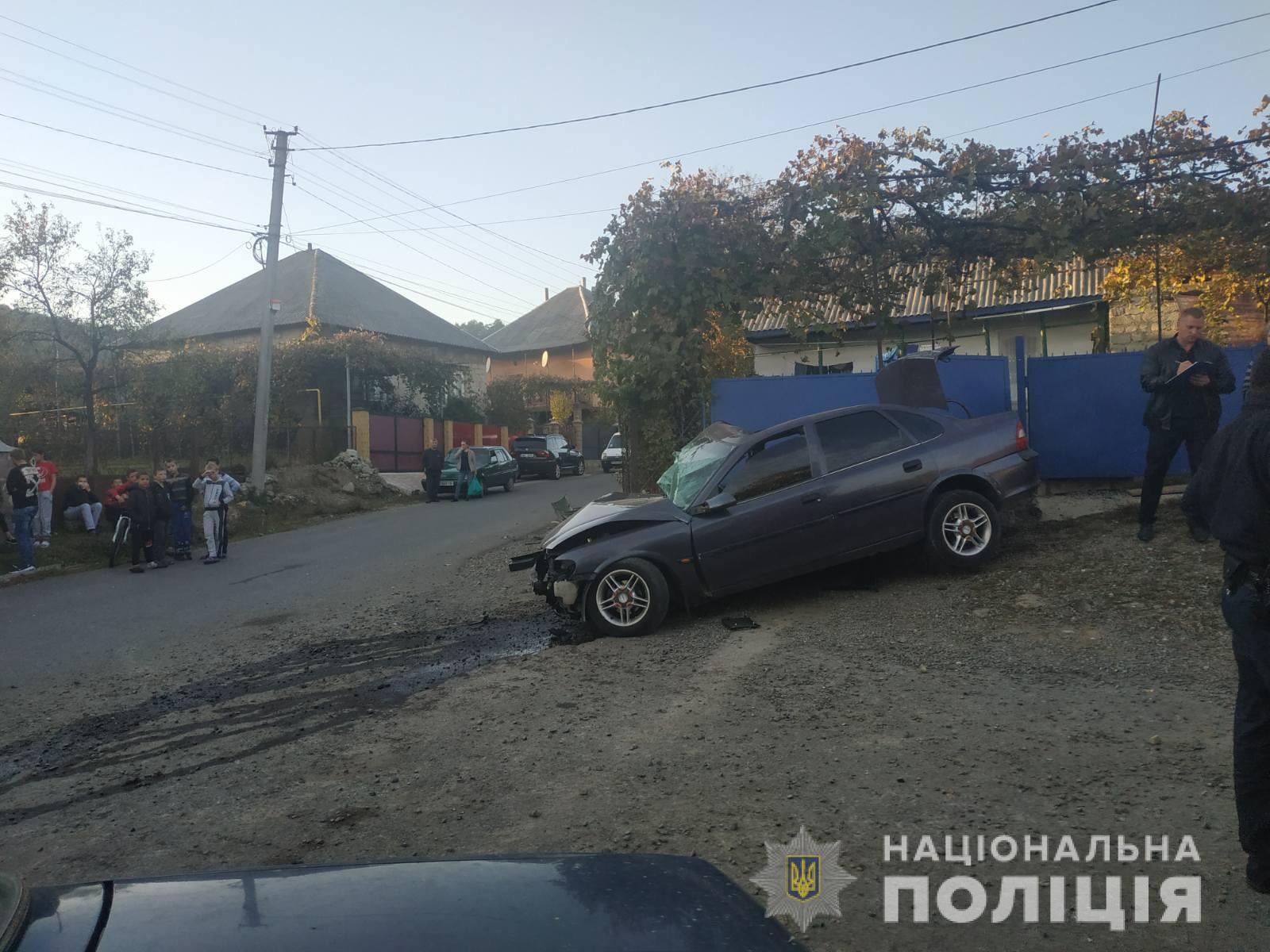 На Хустщині Opel Vectra врізався у паркан, постраждали водій та пасажир (ФОТО)