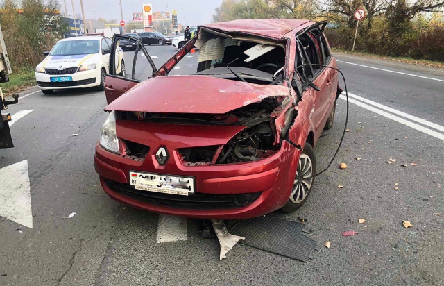 Суддя Ужгородського міськрайонного суду за кермом авто зіткнувся з іншим легковиком. Травмовано двох людей (ФОТО)