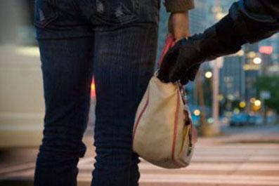 У Мукачеві велосипедист вирвав із рух перехожого сумку із грішми та втік