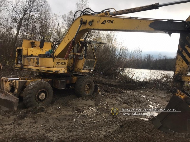 На Тячівщині посадовці водгоспу "покривали" незаконний забір піщано-гравійної суміші місцевими ділками (ФОТО)