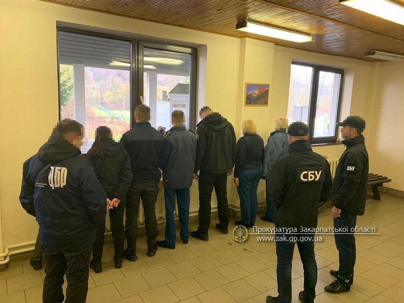 На ПП "Малий Березний" митники спільно з прикордонниками налагодили хабарницьку схему пропуску товарів (ОФІЦІЙНО) (ФОТО)