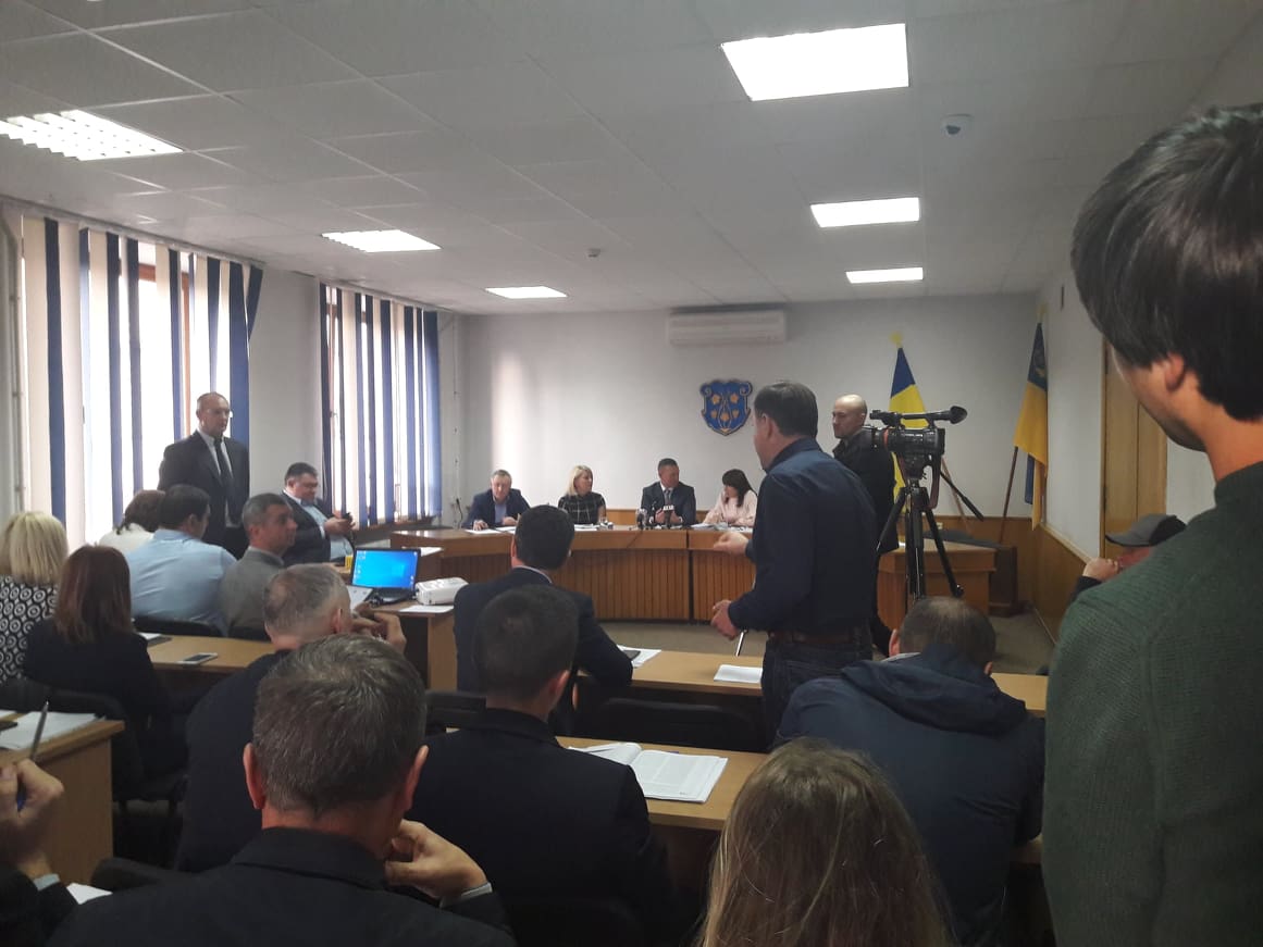 Виконком в Ужгороді під тиском громадськості відклав розгляд питання щодо "китайського" електронного квитка (ФОТО)