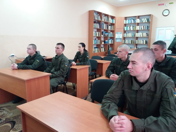 В Ужгороді строковики Нацгвардії "бібліотечно" читали поезію (ФОТО)