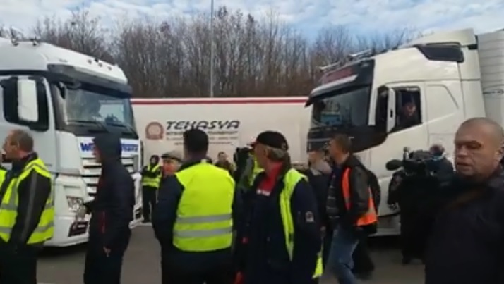 Водії, що простоюють у чергах на кордоні на Закарпатті, із сутичками та штовханиною заблокували пропуск для інших далекобійників (ВІДЕО)