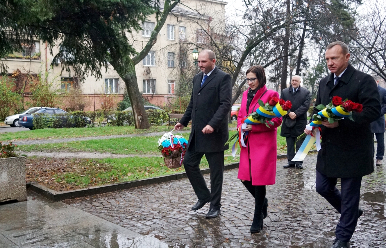 В Ужгороді з нагоди 30-ї річниці Оксамитової революції в колишній Чехословаччині до пам'ятників Штефанику та Масарику припнесли квіти (ФОТО)