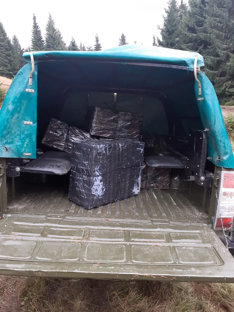 На Закарпатті прикордонники двічі знайшли поблизу кордону "нічийні" сигаретні пакунки (ФОТО)