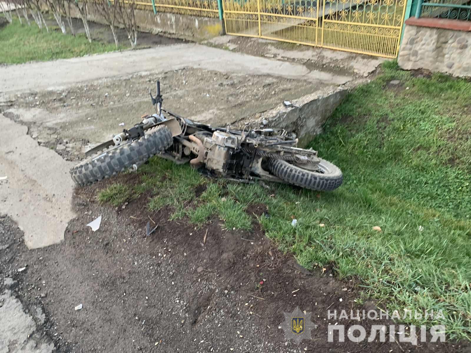 У Сімері на Перечинщині мотоцикл з підлітками врізався в Renault ужгородця (ФОТО)