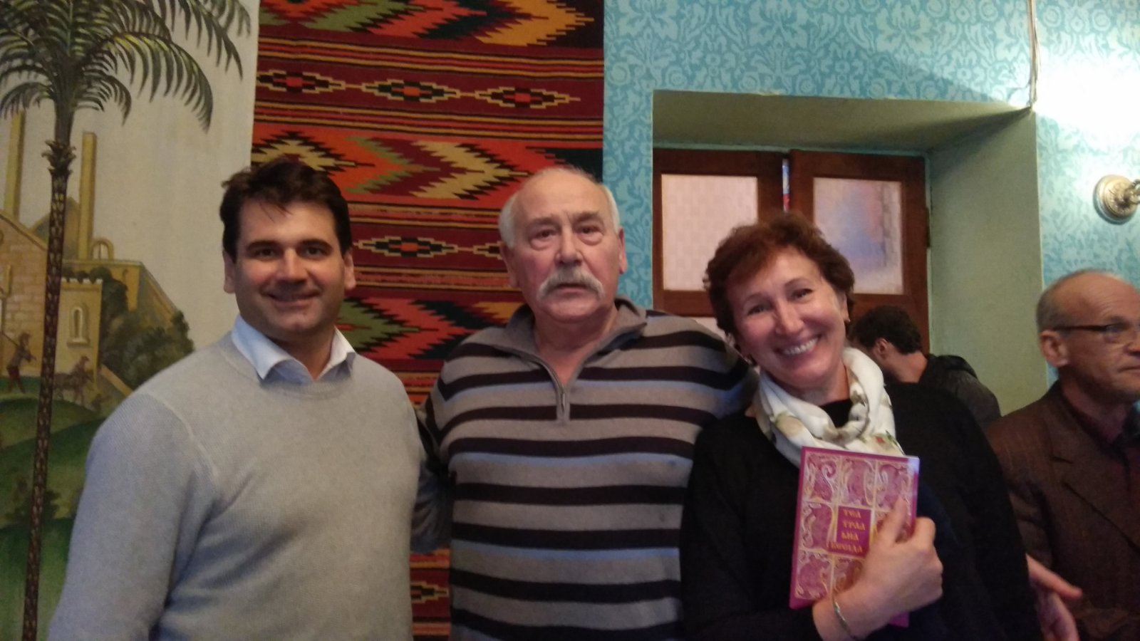 Закарпатські театрали привітали з 80-річним ювілеєм народного артиста України Федора Стригуна (ФОТО)
