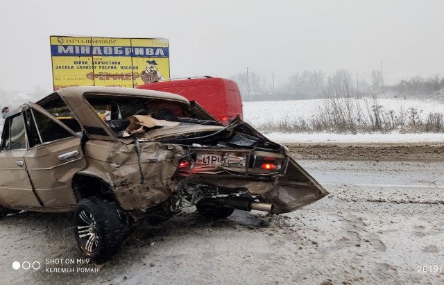 На Хустщині зіткнулися мікроавтобус та легковик (ФОТО)